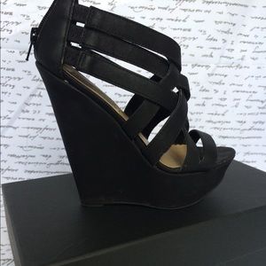 🖤Cute Black Strappy Wedges🖤